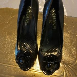 CC leather Camilla  flower. Pump.